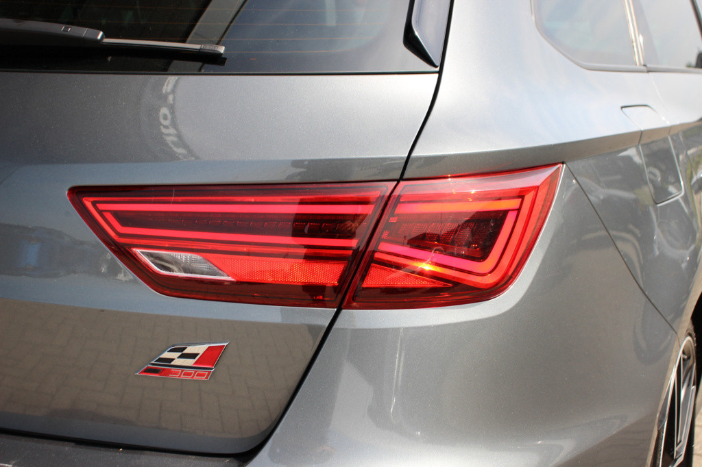Seat Leon Sportstourer st 2.0 tsi cupra 300 4drive | pano. | camera | 301pk