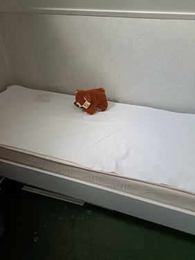1 persoonsbed inclusief matras.