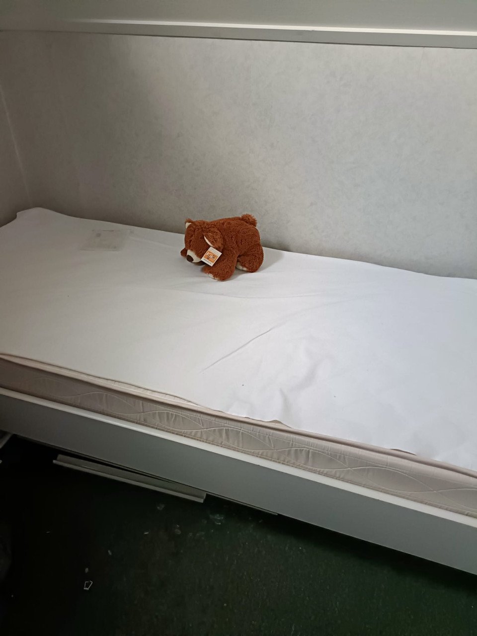 1 persoonsbed inclusief matras.