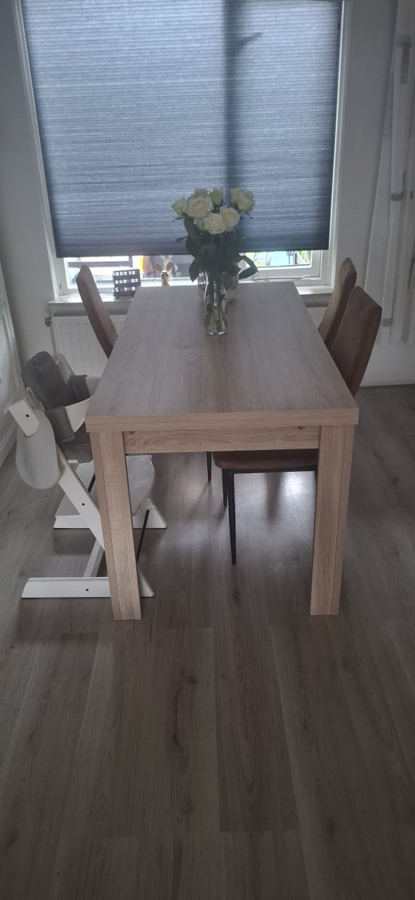 Eettafel met 4 eetkamerstoelen