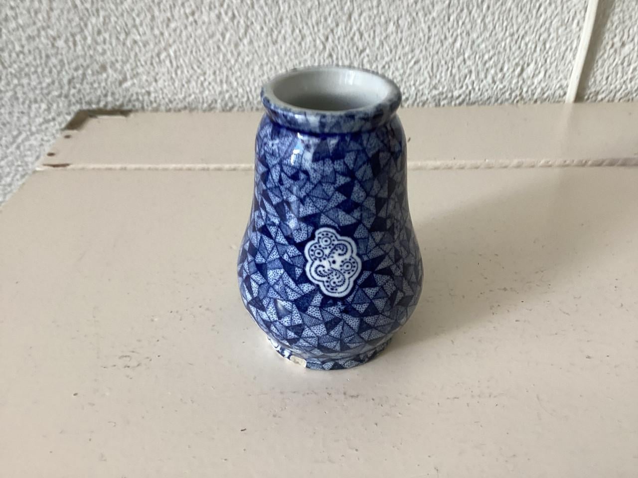 Vaasjes. 2 x Porselijn. (Villeroy & Boch)