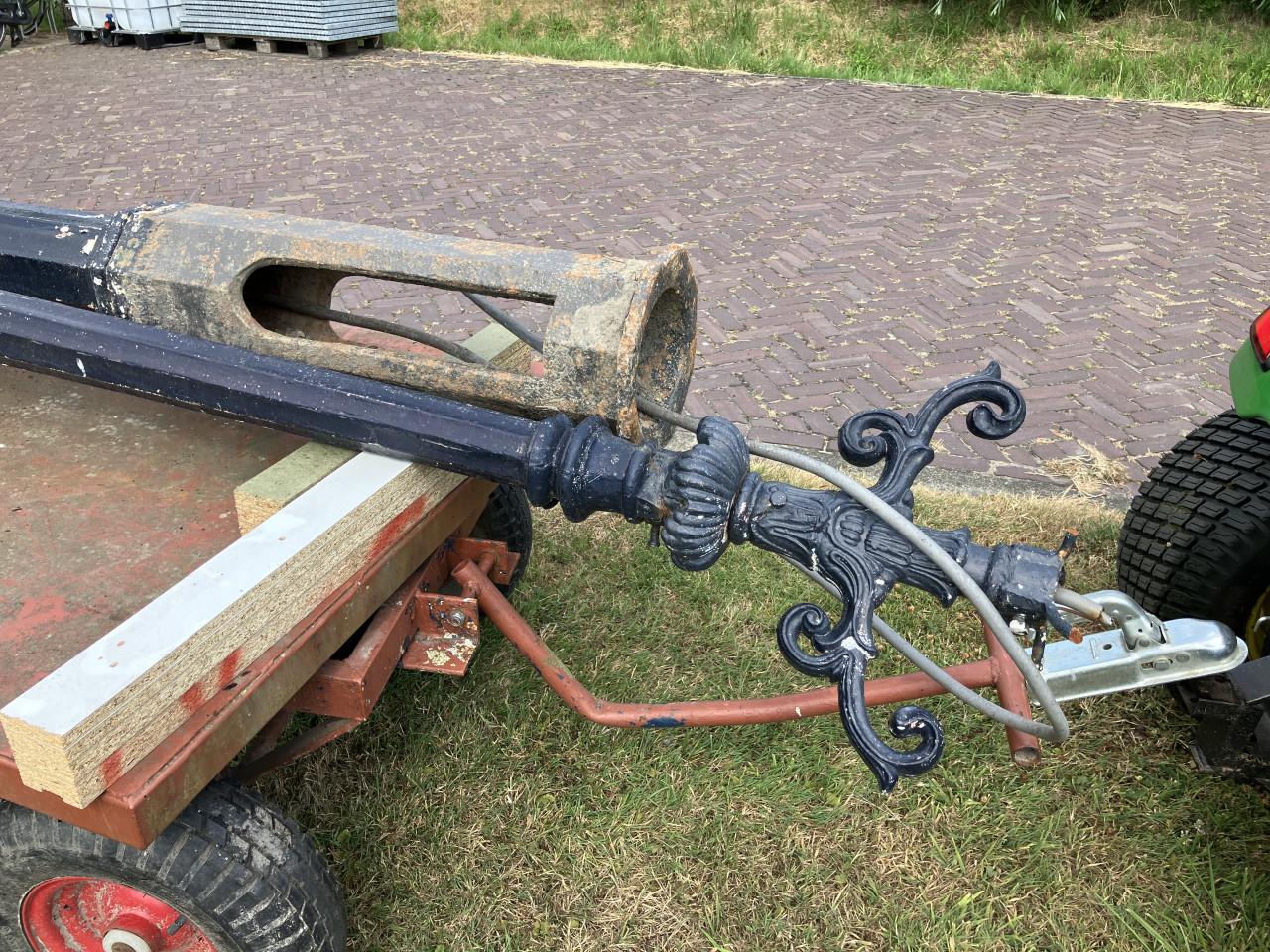 2 ouderwetse lantarenpalen