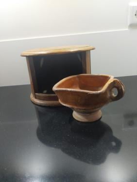 Antieke ronde voetenstoof met aardewerk schaaltje