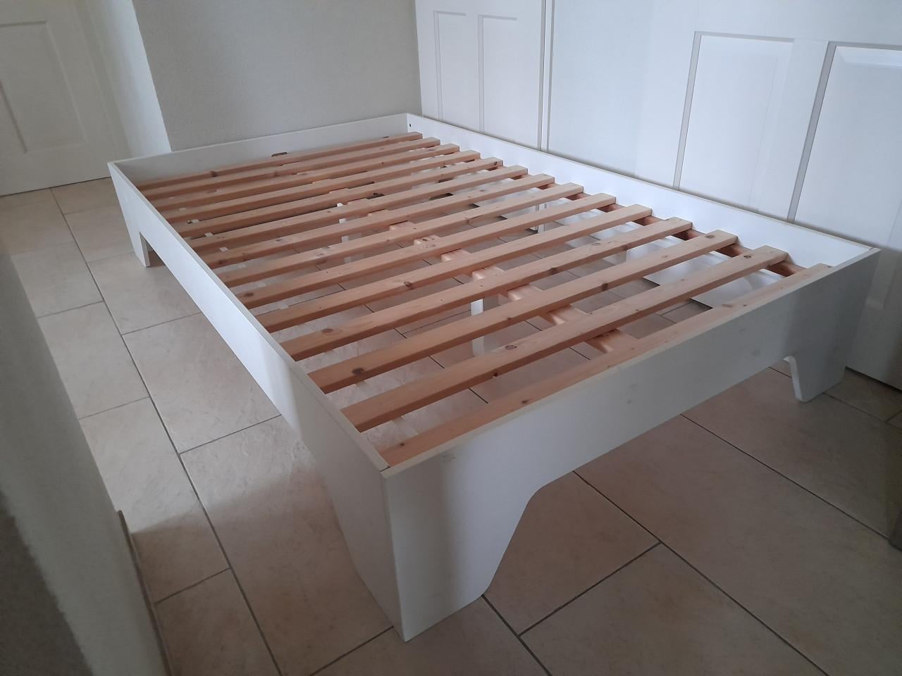 Massief houten bed met netjes en schoon matras 120 x 200 (in nette staat )