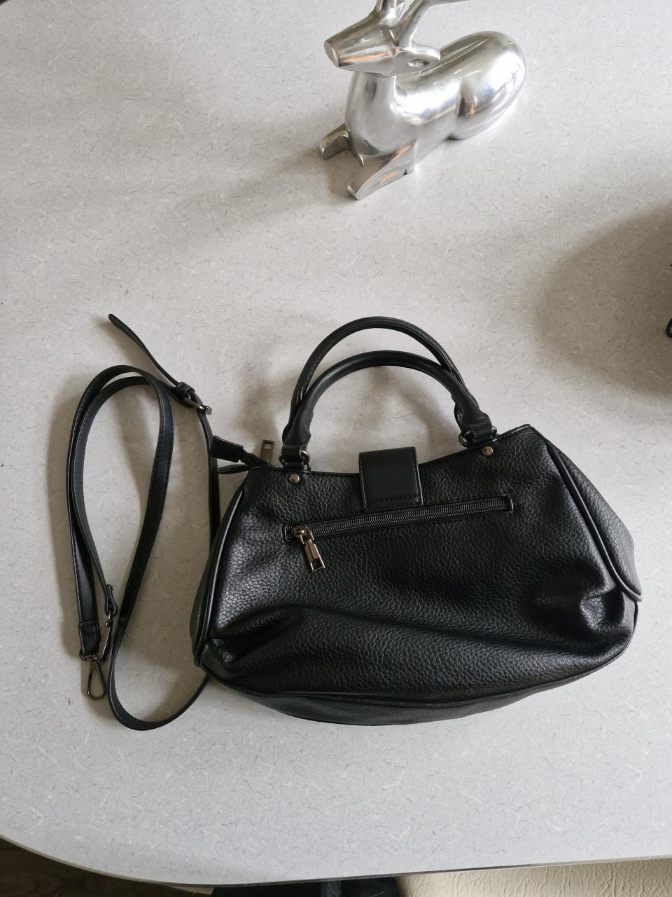 Kunstlederen zwarte handtas met zeeuwse knop