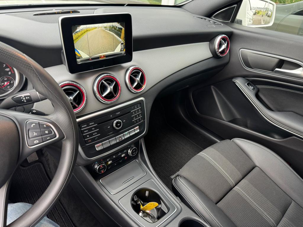Mercedes-Benz Cla 200 urban automaat , apple-carplay , achteruitrijcamera ,