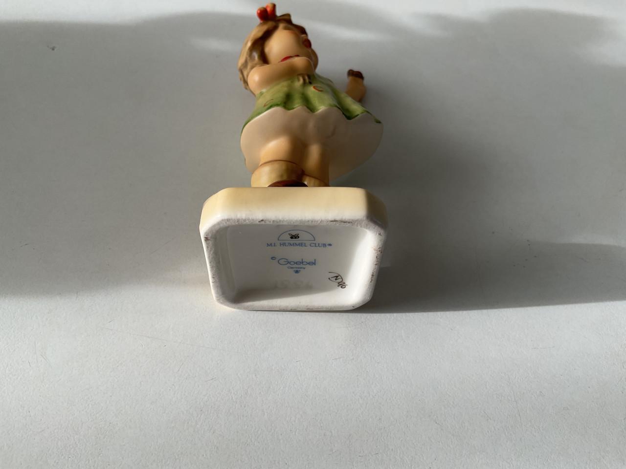 Goebel.     Hummeltje.       Bloemenmeisje.   Nr. 793.  Jaar: 1994.    GAAF