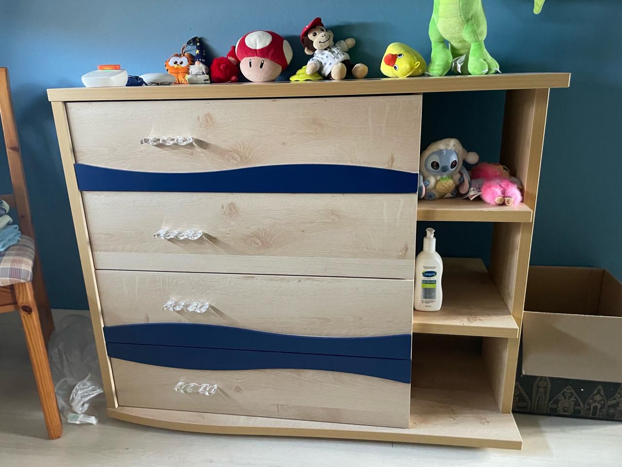 Bed met bergruimte en bijbehorende kast enz