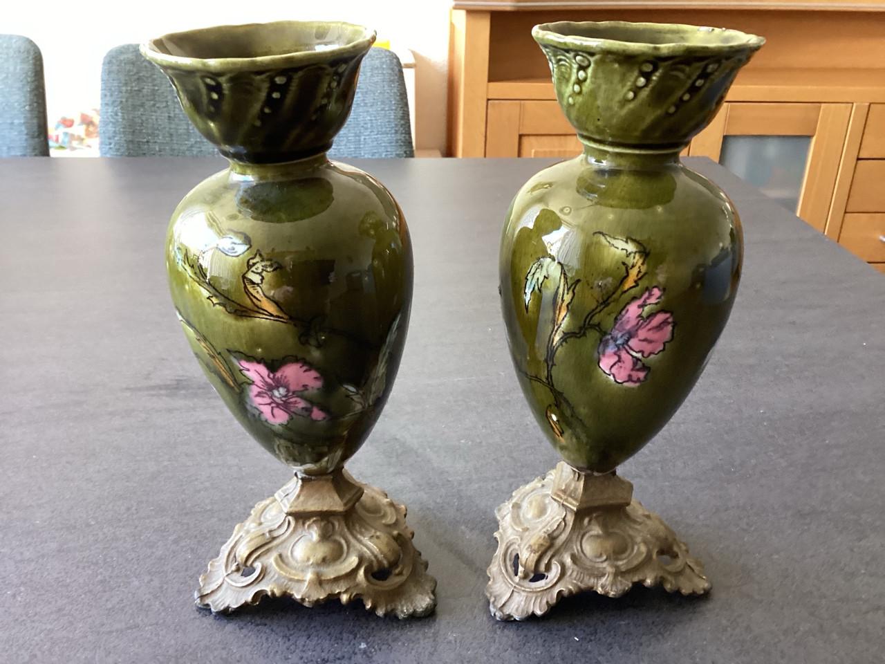 Aardewerken vaasjes met motief. Art-Nouveau-stijl.  2 x.
