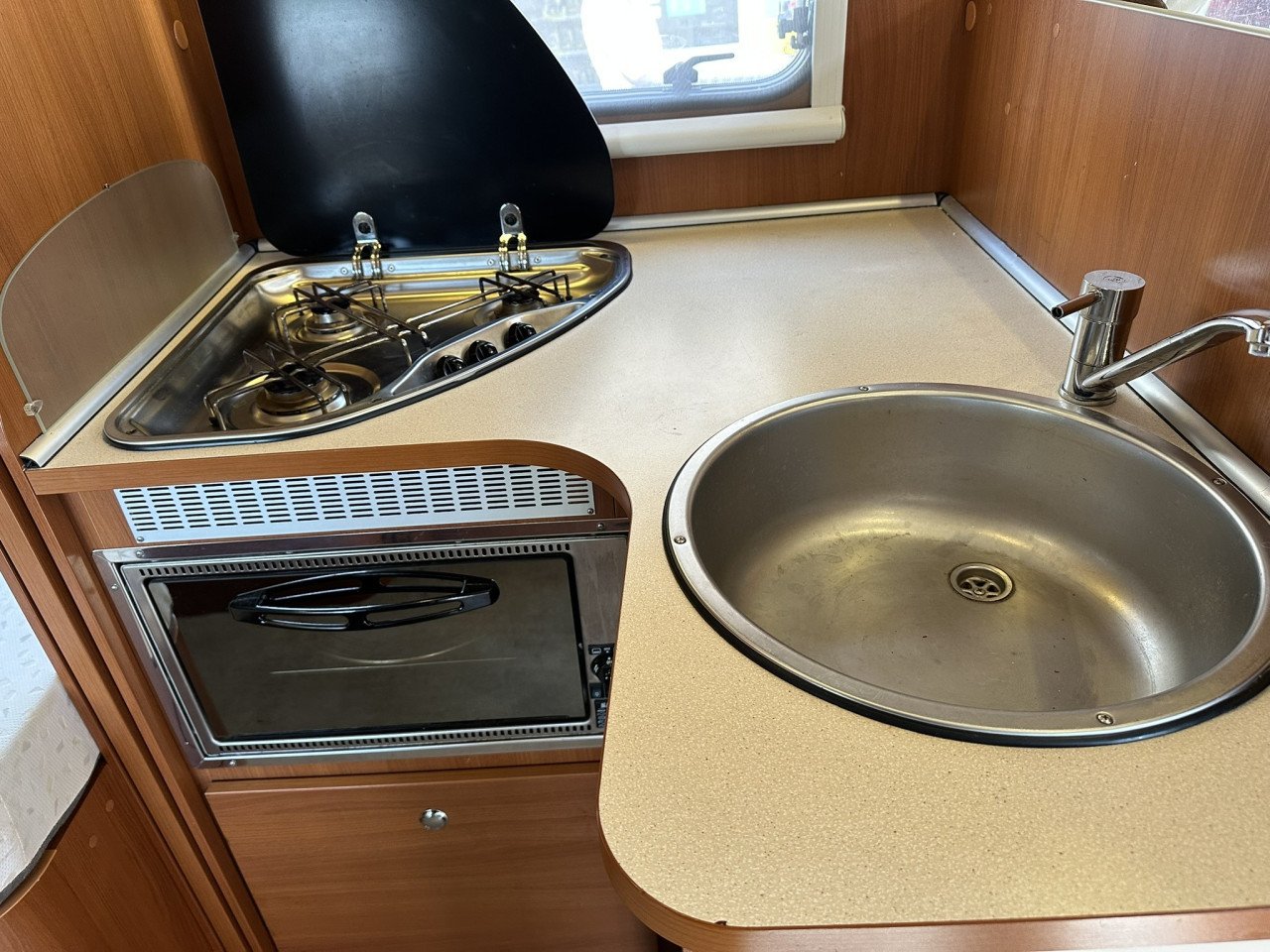 Comfortabel reizen in stijl – ontdek de McLouis MC4-75, 2012, lengtebedden