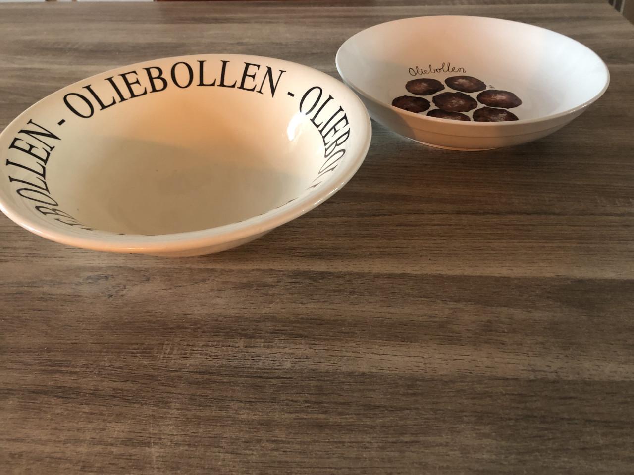 2 schalen voor oliebollen