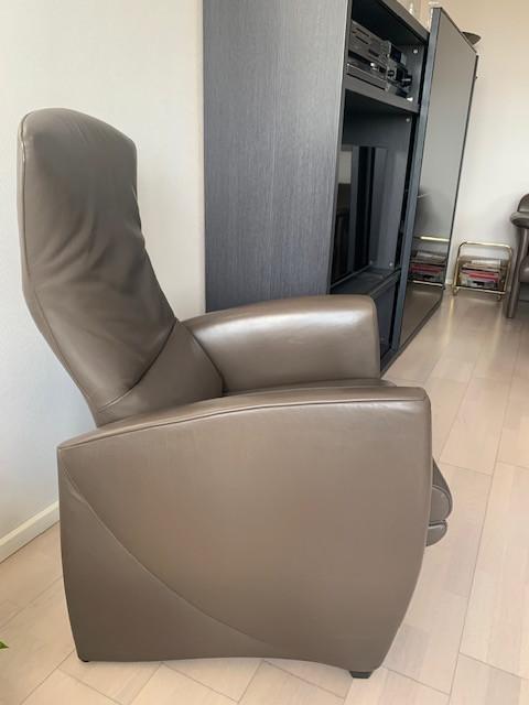 Mooie leder Relax zetel te koop merk JORI IN TAUPE KLEUR.