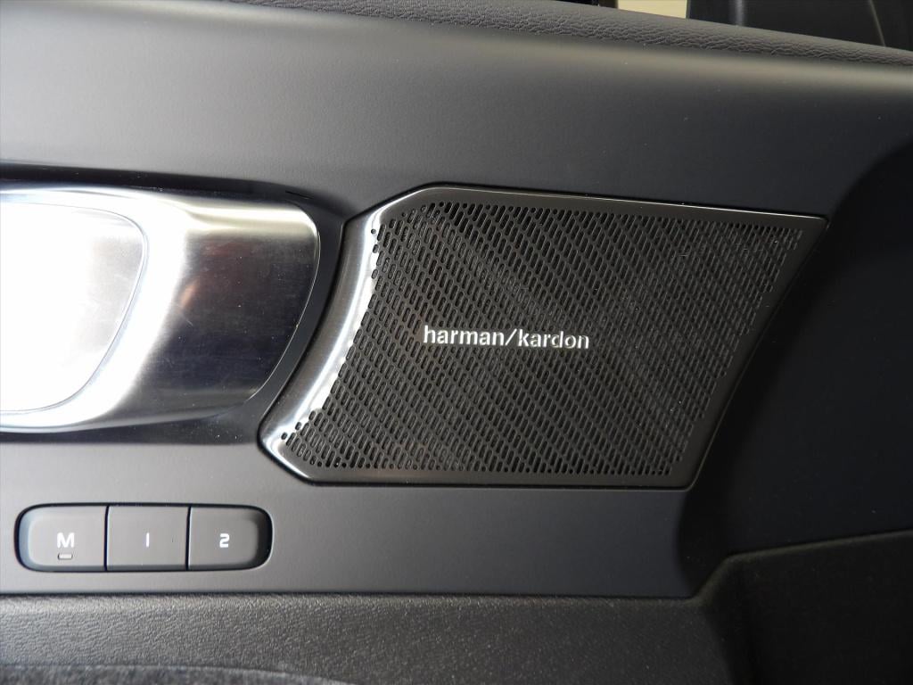 Volvo XC40 b3 163pk mild hybrid aut plus dark