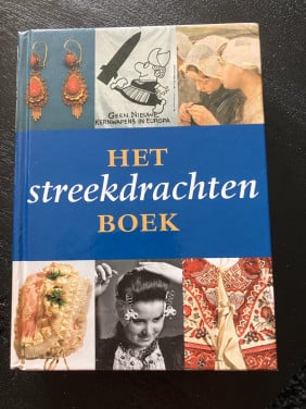 Te koop: Het streekdrachten boek - Adriana Brunsting.