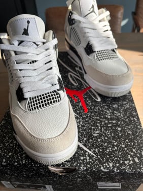 Nike Jordan 4 millitary black white maat 40