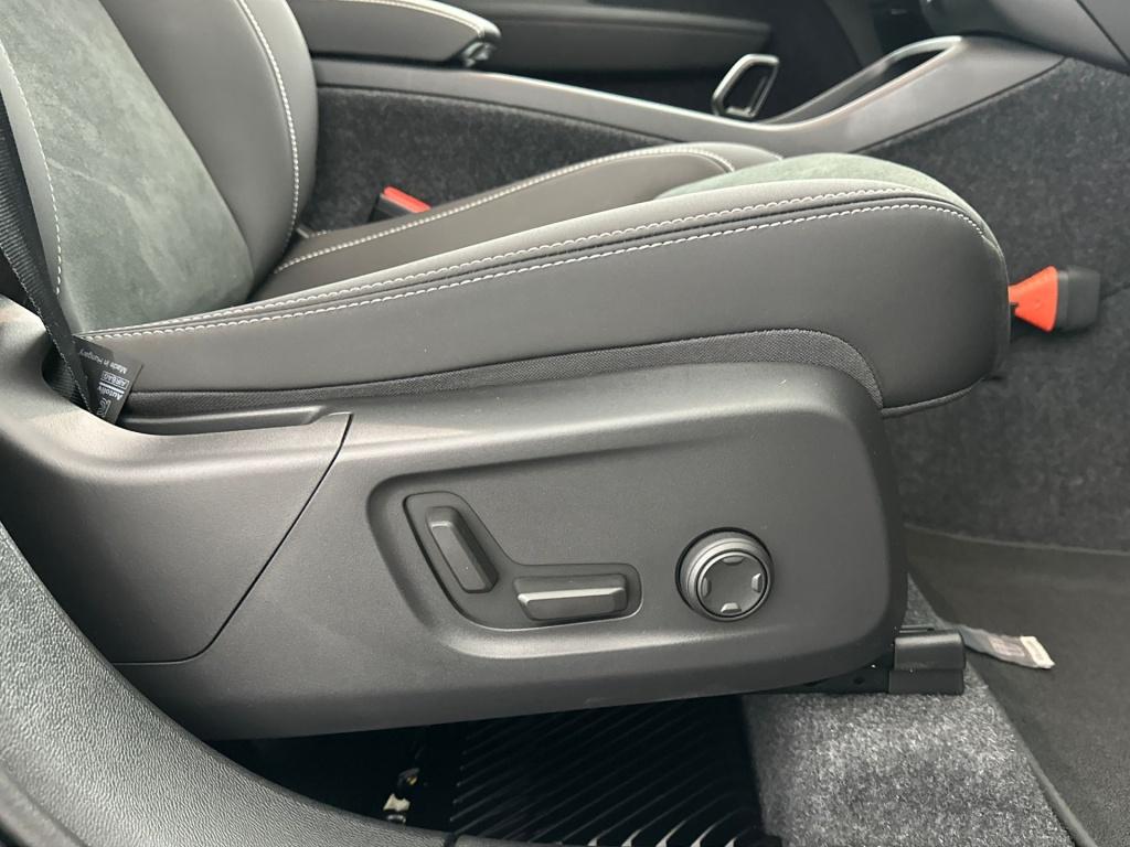 Volvo XC40 b4 197pk plus dark| pano| trekhaak| camera| elek.stoelen