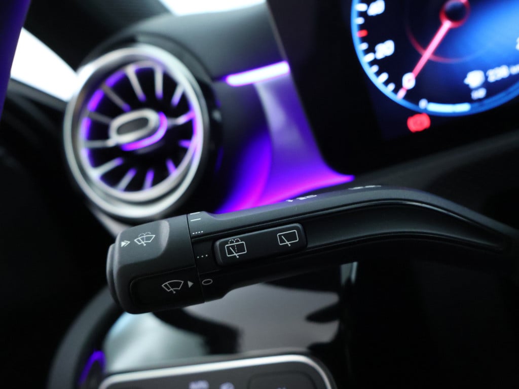 Mercedes-Benz A-Klasse 180 business solution amg | panoramadak | sfeerverli