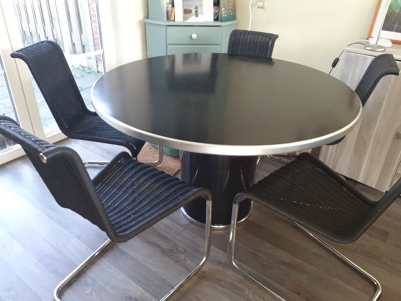 Koopje voor leuke eettafel met lekkere stoelen