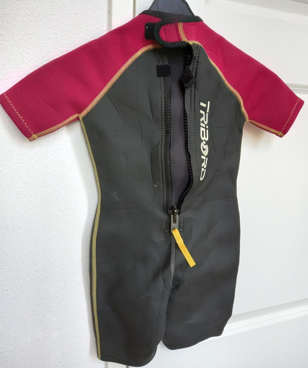 2 Neopreen surf-/zwempakjes 8jr en 10jr