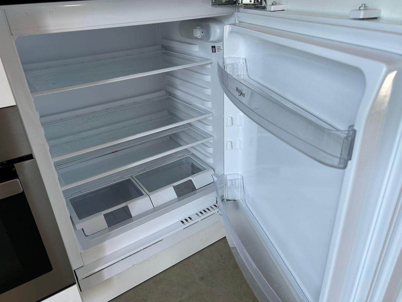 Compacte keuken met inbouw apparatuur en boiler