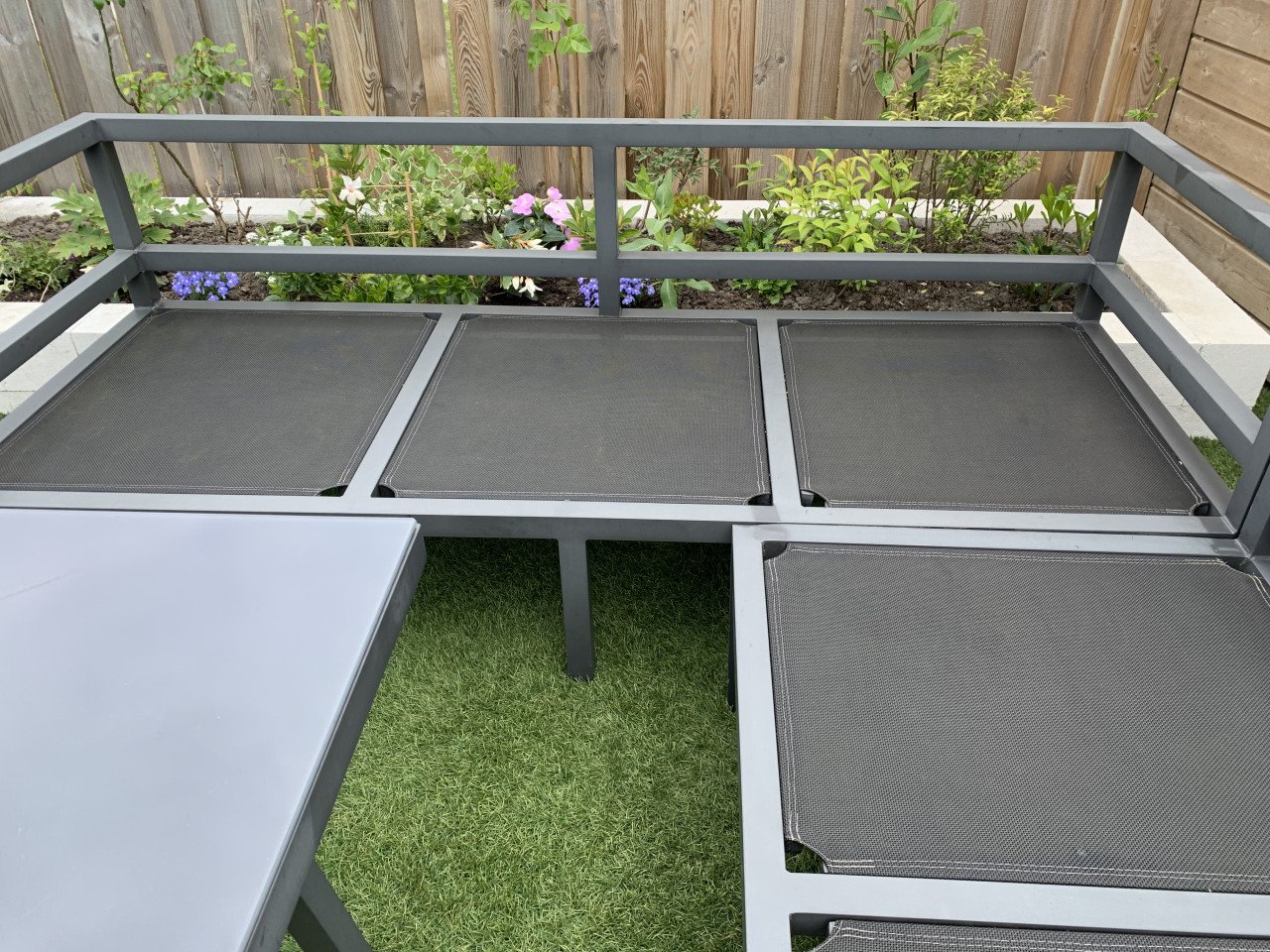 Lounge set Alminium grijs met kussens en hoge tafel en bankje.