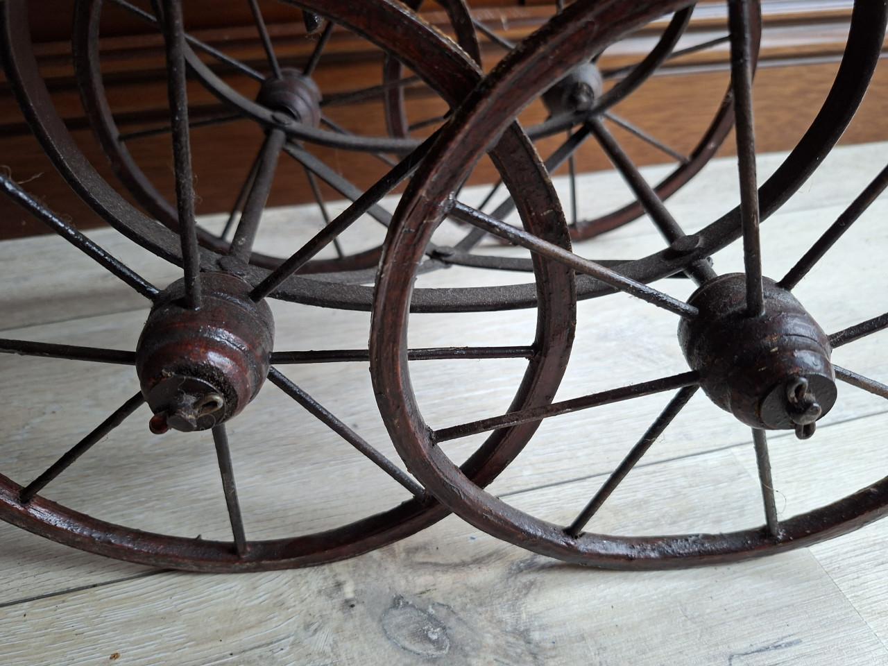 Vintage poppenwagen riet