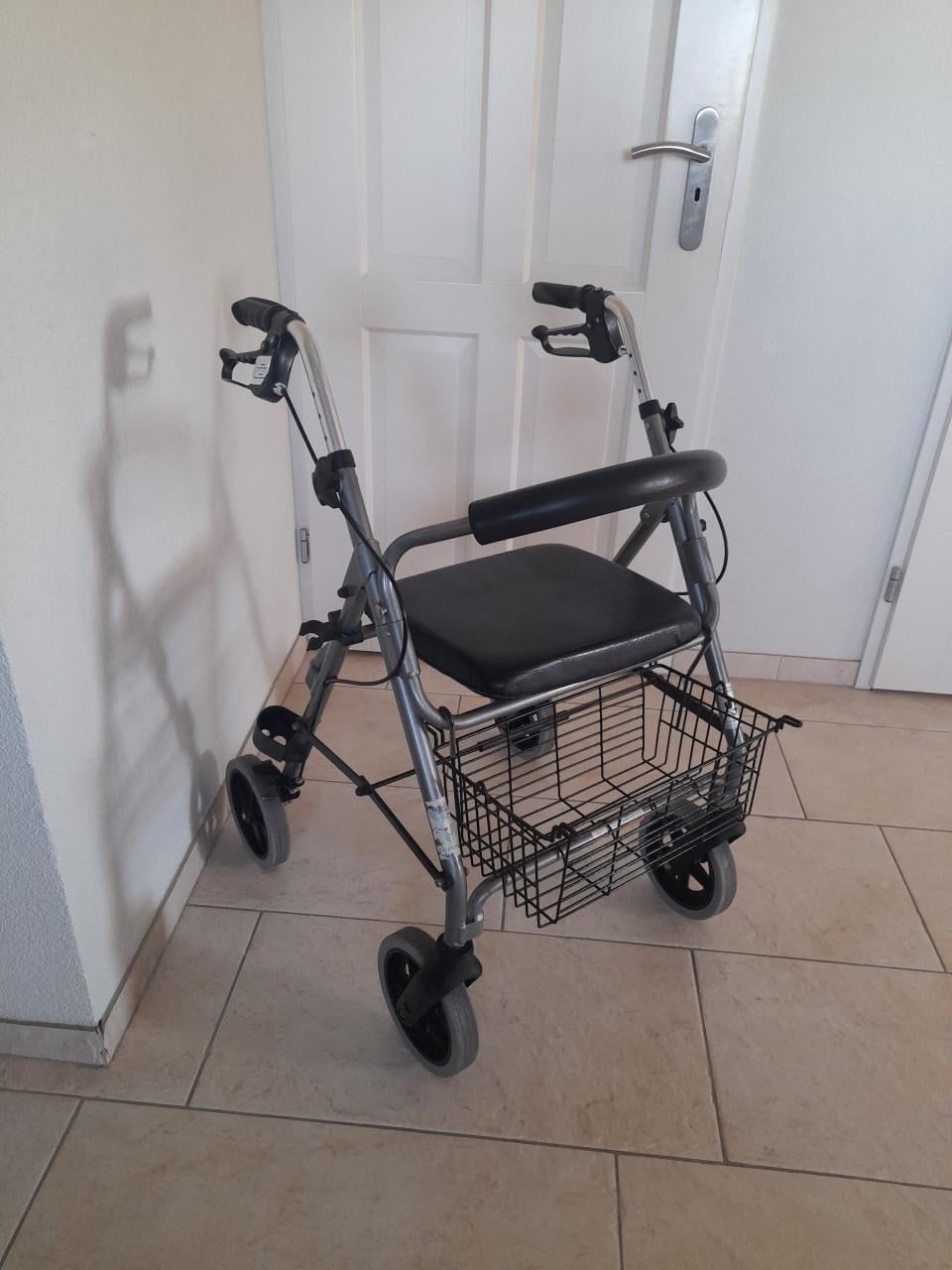 Rollator  ( in goede nette staat )