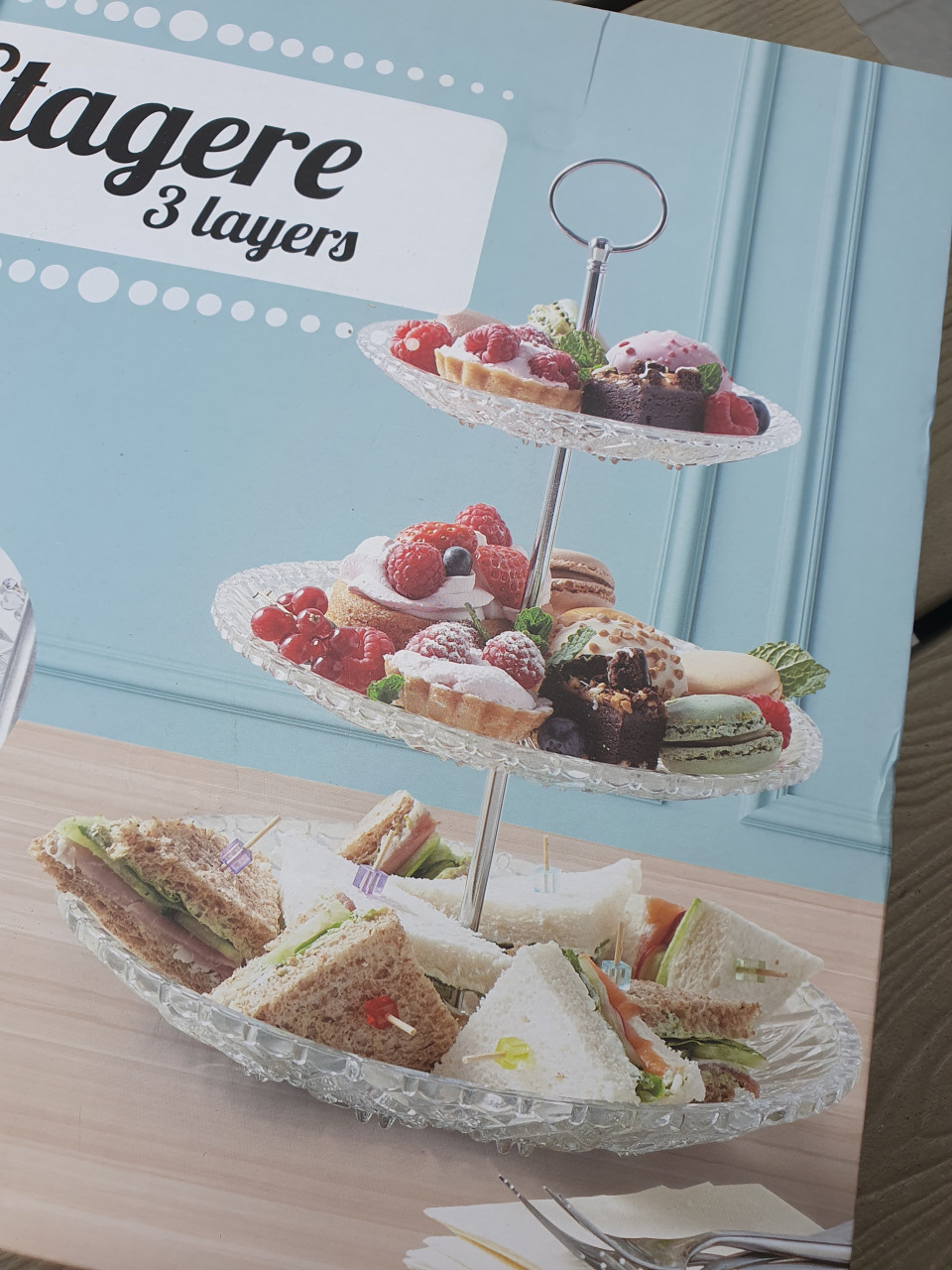 Prachtige nog nieuwe 3 delige glazen Etagere, nieuw in de doos...