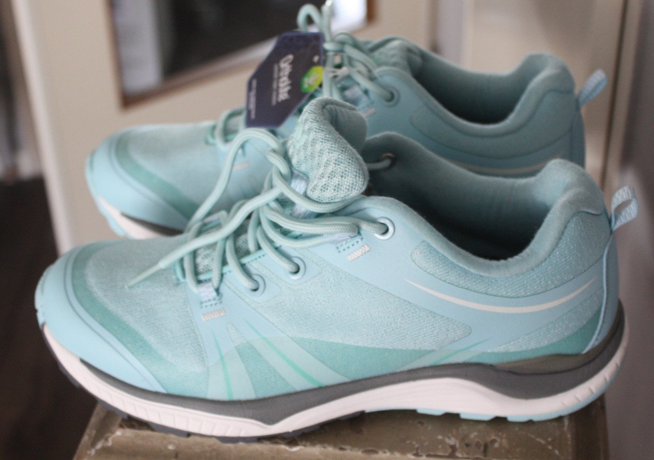 Nieuwe lichtblauwe sportschoenen  maat 39