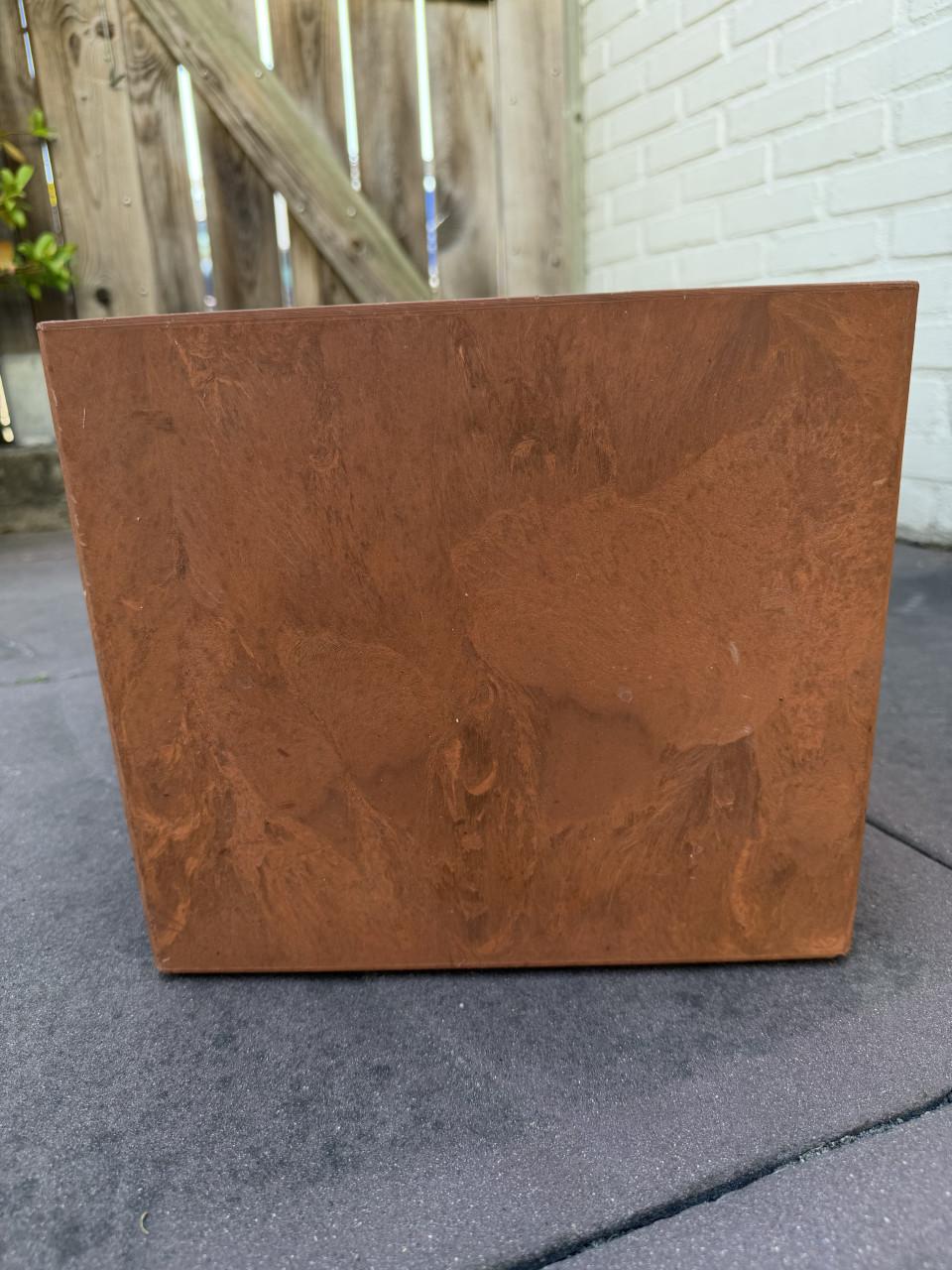 Roestkleurige kunstof plantenbak met afvoer bodem 27x27