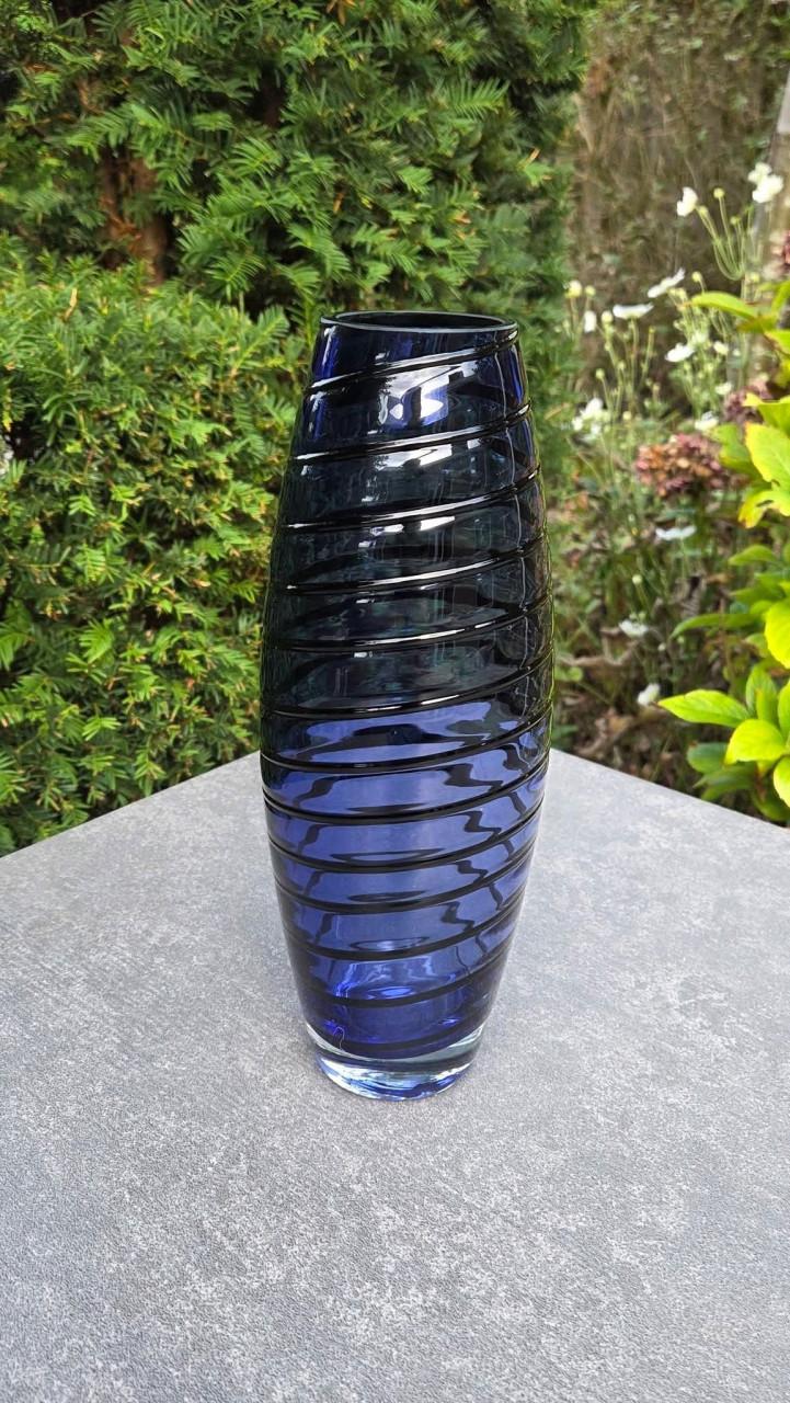 🌿 Vintage blauwe Glazen Vaas met spiraalvormige zwarte glaslijnen.