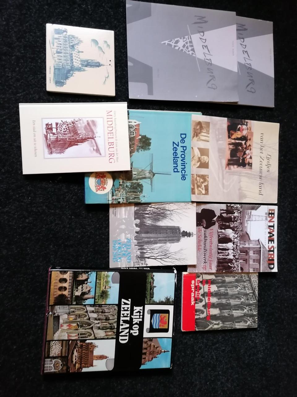 9 Zeeuwse boekjes en tegeltje Middelburg