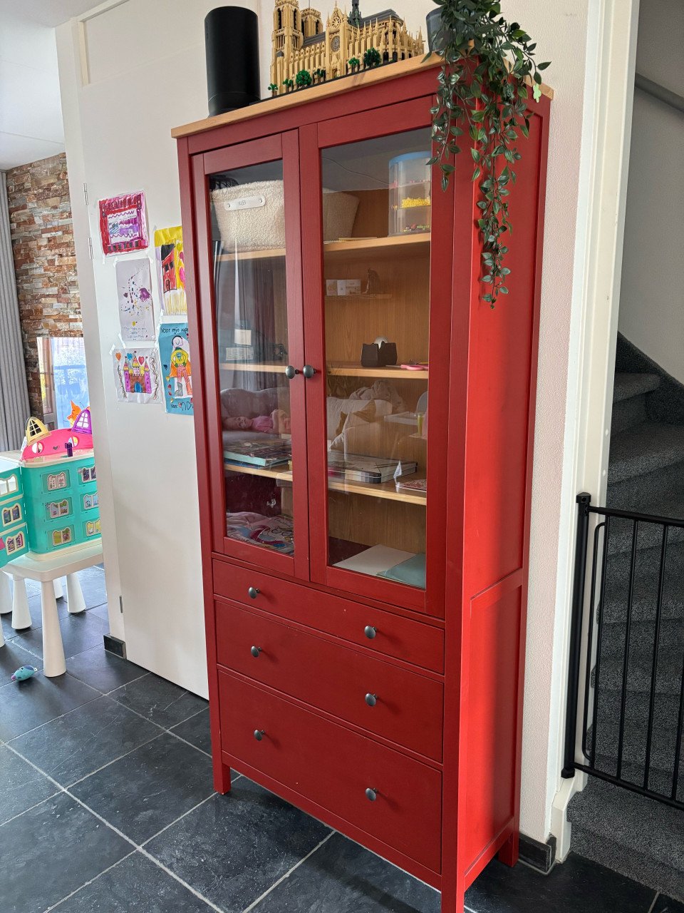 HEMNES Ikea Buffetkast / Vitrinekast / Speelgoedkast rood