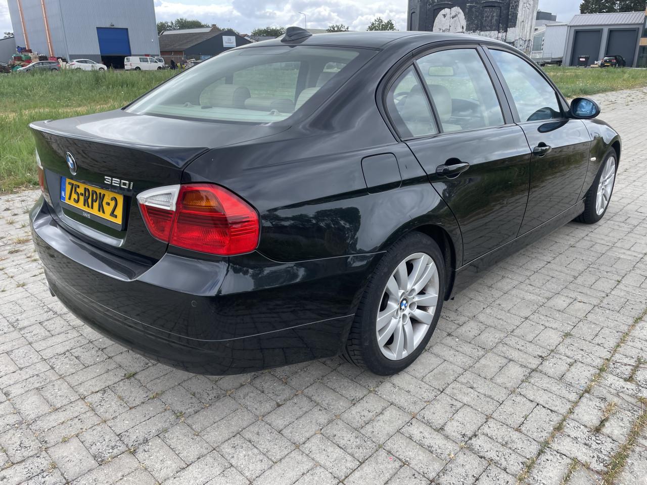 BMW 320i high executive 129000 km