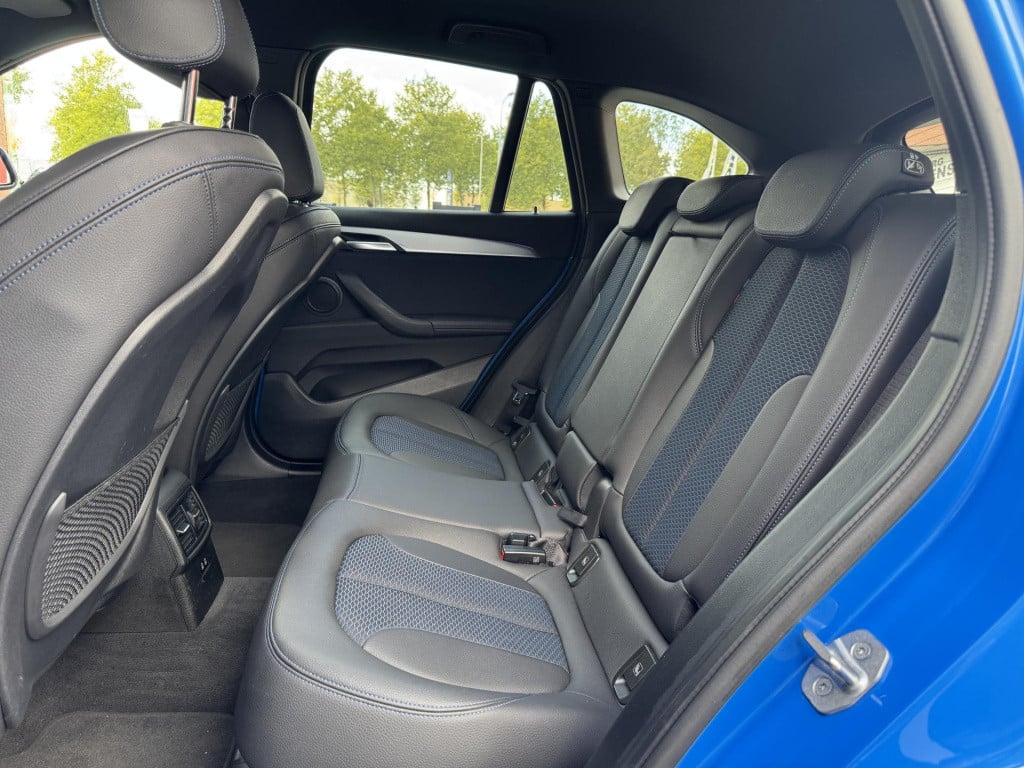 BMW X1 sdrive18i high executive m sport | trekhaak afneembaar | sportstoele