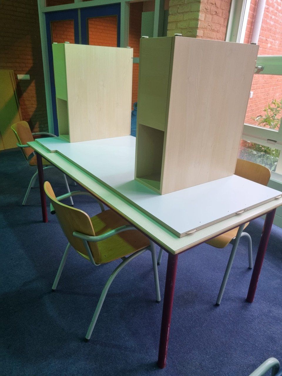 Diverse tafels en stoelen (school)