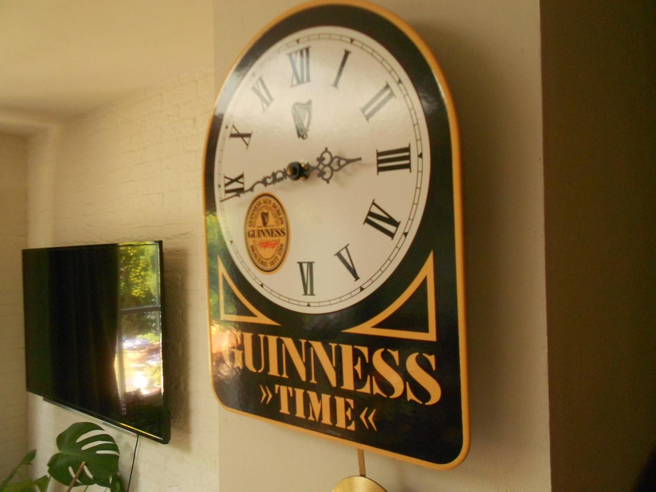 Vintage emaille reclamebord klok Guinness bier