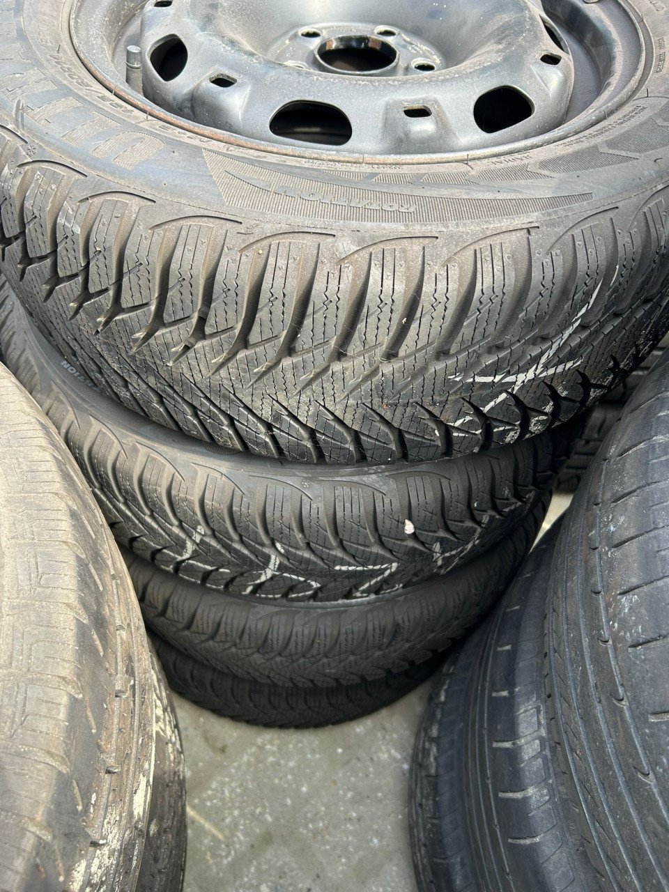 VOLKSWAGEN STALEN VELGEN GOODYEAR ULTRAGRIP BANDEN 14 INCH