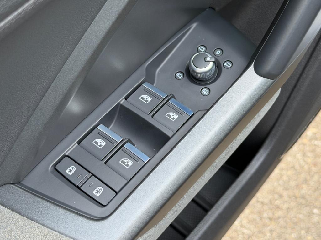 Audi Q3 sportback 35 tfsi 150pk s-tronic s-line | standkachel | black style