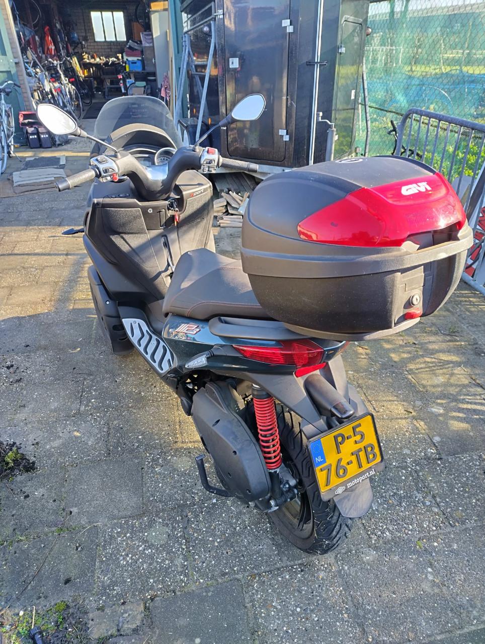 Piaggio mp3 300 ( auto rijbewijs)