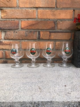 Vier Palm bierglazen met paard op de voet van het glas.
