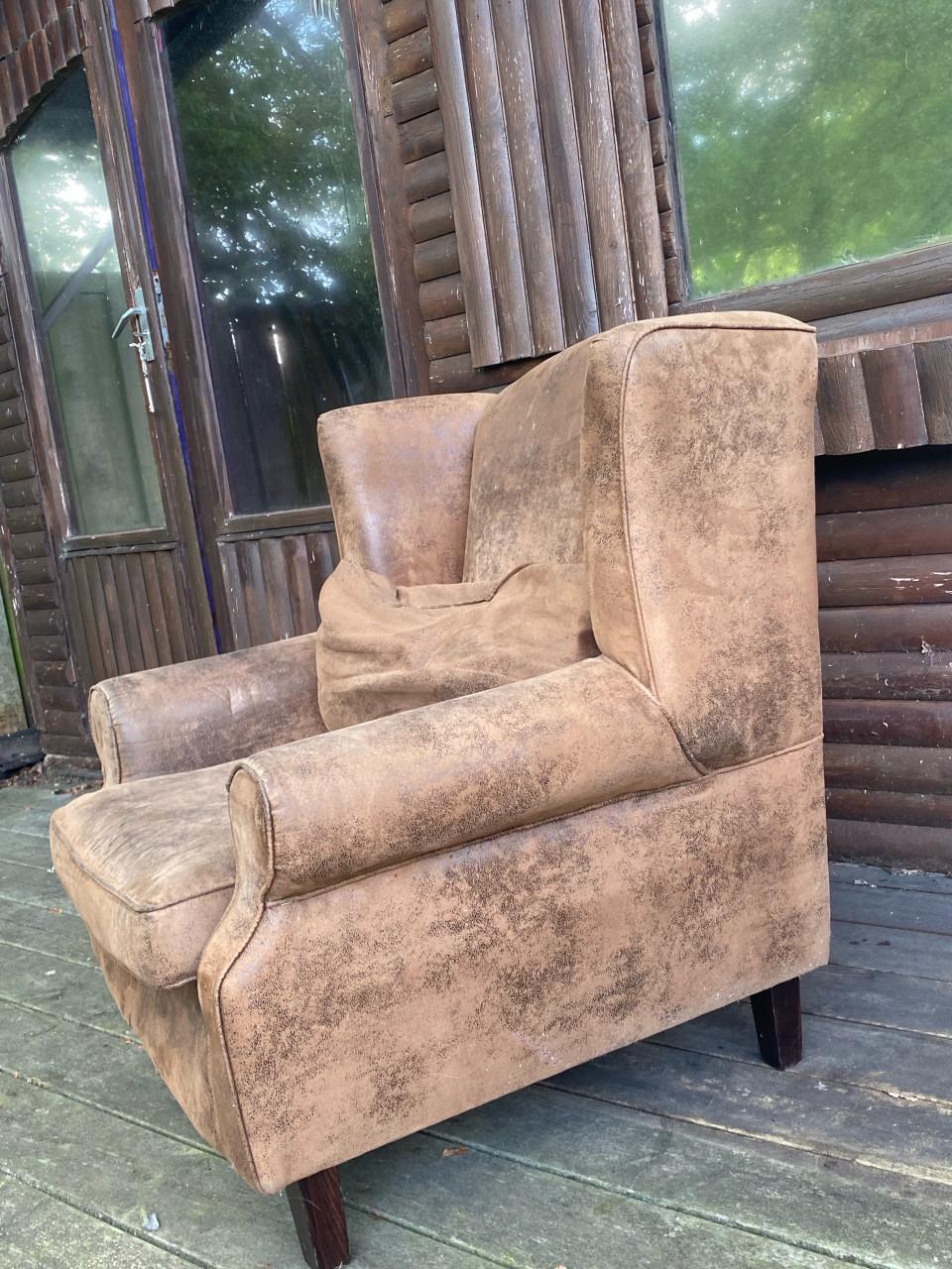 Grote leunstoel. past niet in een auto.