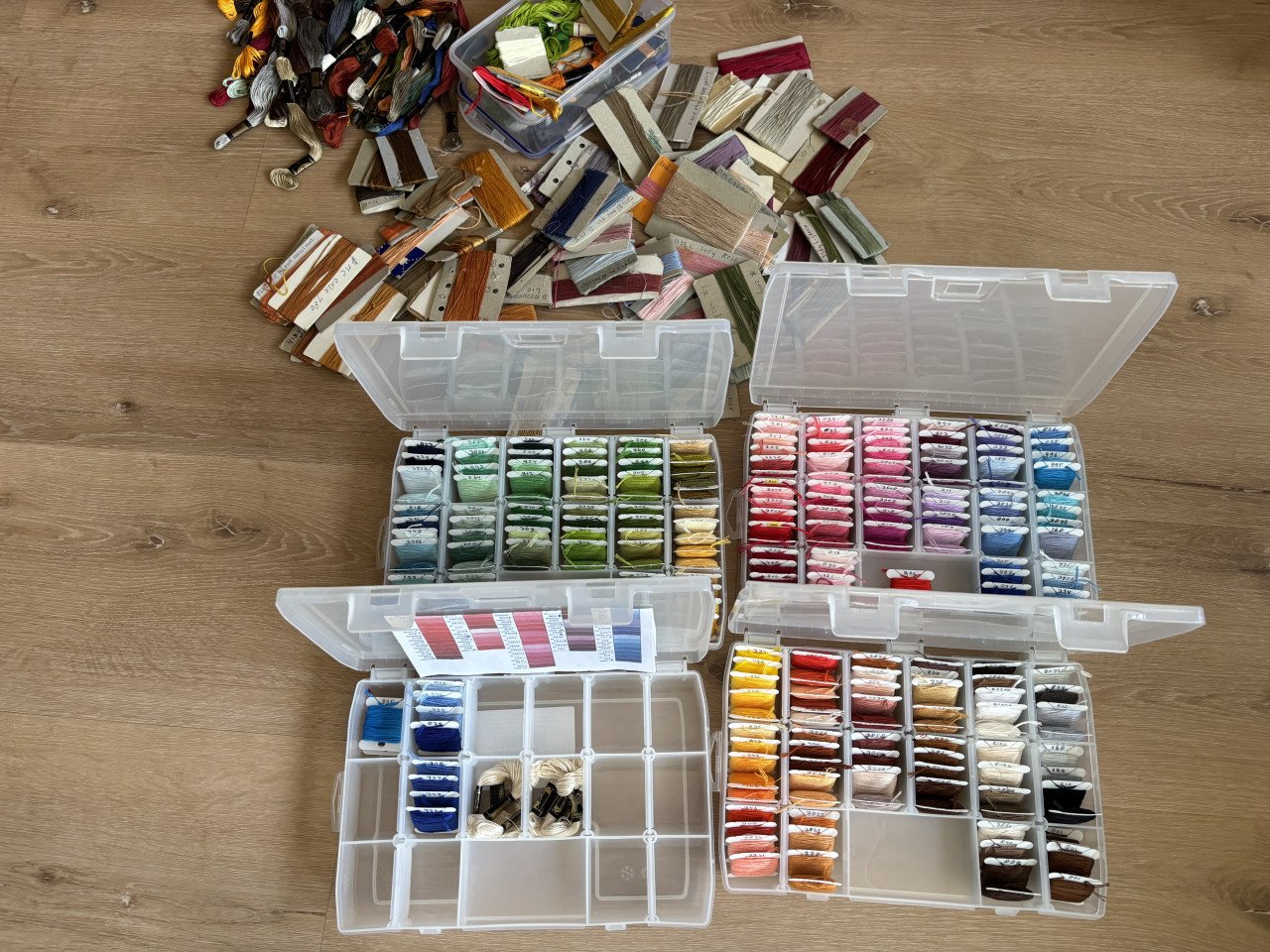 DOZEN BORDUURZIJDE OP BOBBINS EN VEEL LOSSE