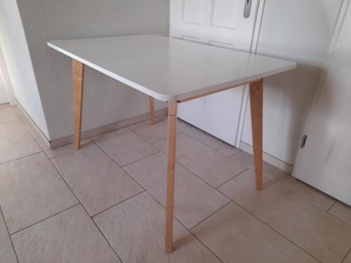 Leuke tafel  80 x 120 x 76H ( in goede staat )