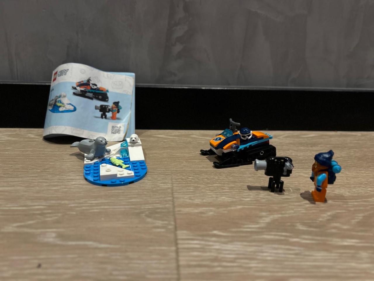 Lego set 60376 Sneeuwscooter voor Poolonderzoek