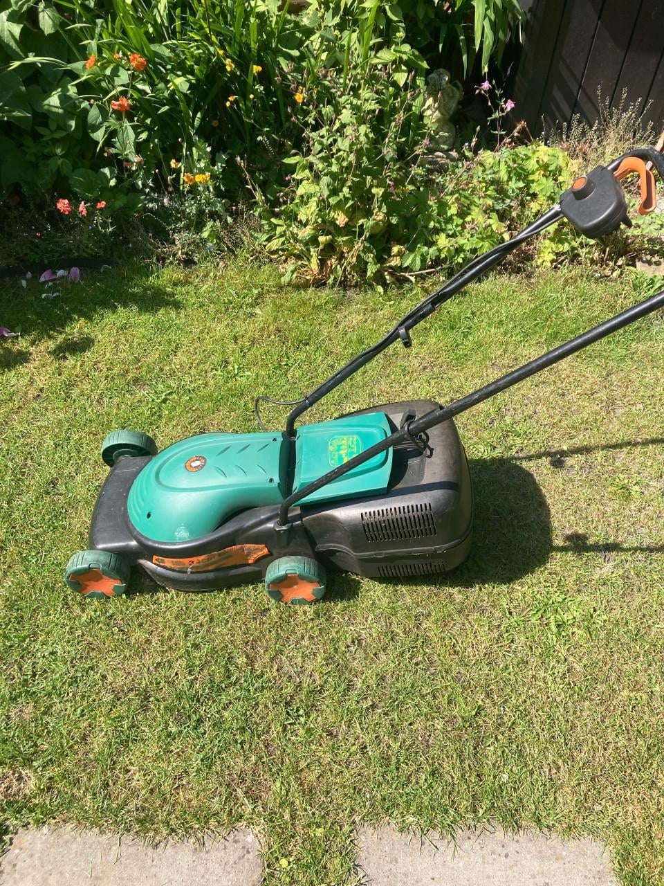 Gratis werkende elektrische grasmaaier