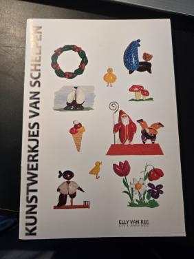 Hobbyboek Kunstwerkjes van schelpen door Elly van Ree. 1e druk 2012