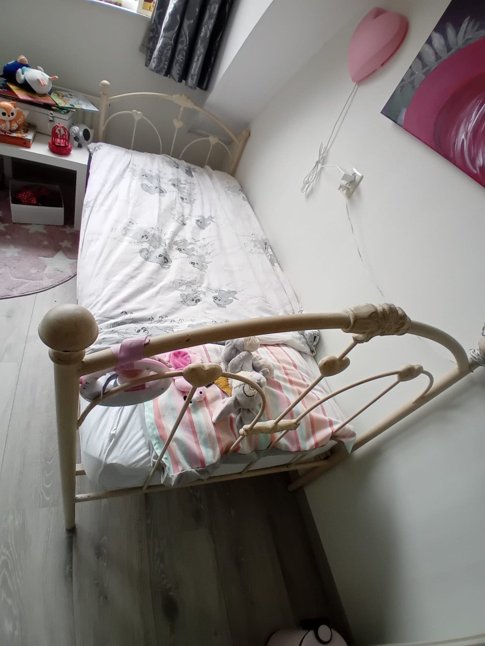 Eenpersoonsbed met spijlen