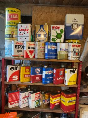 Partij vintage olieblikken