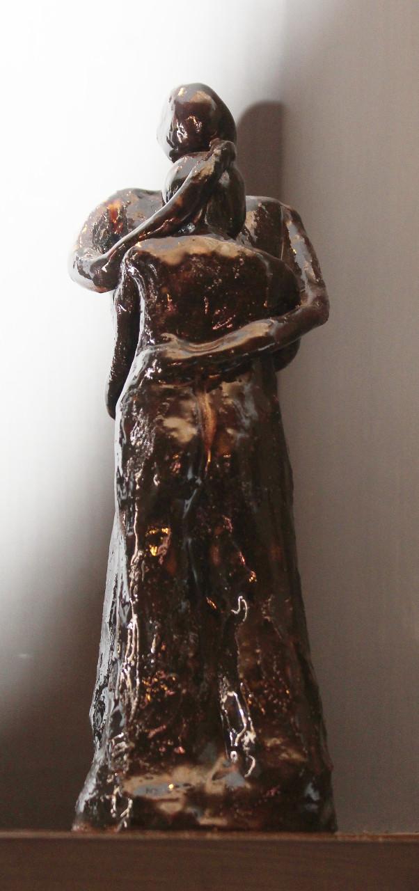 "de Omhelzing" keramieken beeld